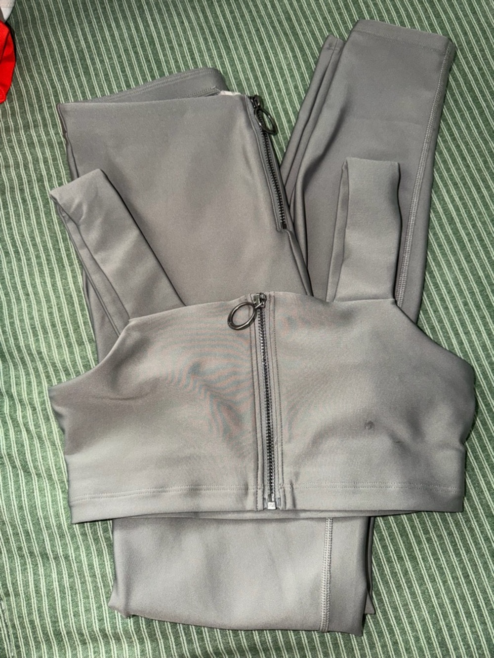 ALO Yoga Gray Zip-Front Sports Bra with Matching Leggings